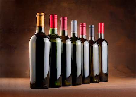 simsearch:400-04226436,k - Red wine bottles in a row with empty labels on a mottled canvas background Stock Photo - Budget Royalty-Free & Subscription, Code: 400-05882226