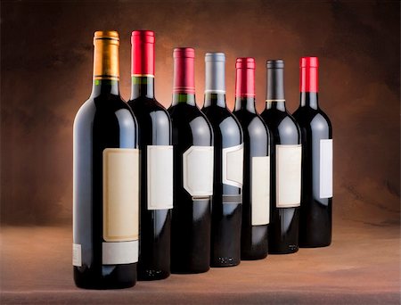 simsearch:400-04226436,k - Red wine bottles in a row with empty labels on a mottled canvas background Stock Photo - Budget Royalty-Free & Subscription, Code: 400-05882227