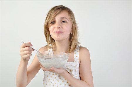 merry child with a bowl of milk porridge and a sppon Photographie de stock - Aubaine LD & Abonnement, Code: 400-05896119