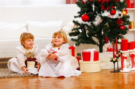 simsearch:400-05692887,k - Two happy twins girl sitting with gift boxes near Christmas tree Foto de stock - Super Valor sin royalties y Suscripción, Código: 400-05896828