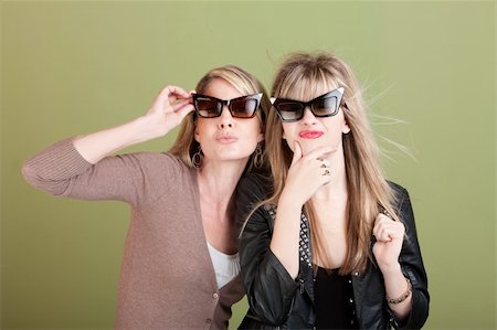 simsearch:400-05918419,k - Mom and daughter with sunglasses over green background gaze Stock Photo - Budget Royalty-Free & Subscription, Code: 400-05898846