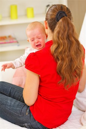 simsearch:400-05692887,k - Mother calming crying baby Foto de stock - Super Valor sin royalties y Suscripción, Código: 400-05899104