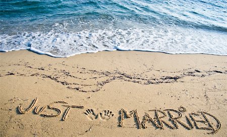 summer text message - Just Married written in the Sand on the Beach Foto de stock - Super Valor sin royalties y Suscripción, Código: 400-05905277