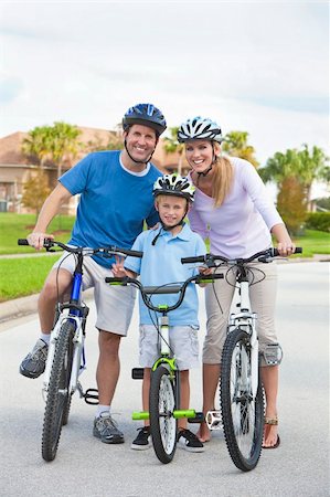 simsearch:400-05755734,k - Une jeune famille de parents homme et femme et enfant un garçon, vélo ensemble. Photographie de stock - Aubaine LD & Abonnement, Code: 400-05907938