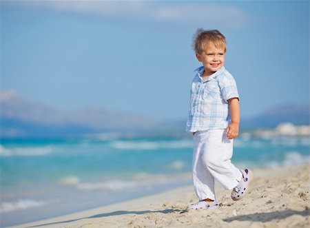 simsearch:400-04423521,k - Little cute boy on the beautiful exotic white beach, Mallorca, Spain Photographie de stock - Aubaine LD & Abonnement, Code: 400-05909680