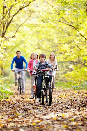 simsearch:400-05755734,k - A young family with children on bicycles Photographie de stock - Aubaine LD & Abonnement, Code: 400-05901344