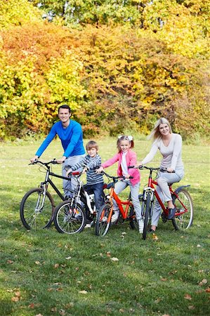 simsearch:400-05755734,k - Families with children on bicycles Photographie de stock - Aubaine LD & Abonnement, Code: 400-05901341