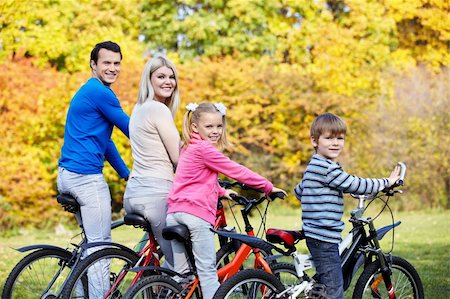 simsearch:400-05755734,k - A young family with children on bicycles Photographie de stock - Aubaine LD & Abonnement, Code: 400-05901343