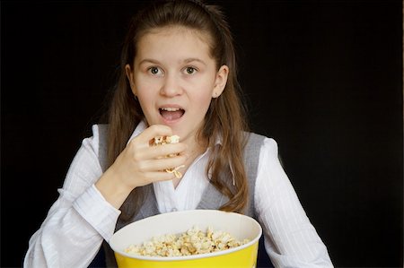 pzromashka (artist) - emotional girl with popcorn on a black background Foto de stock - Super Valor sin royalties y Suscripción, Código: 400-05902682