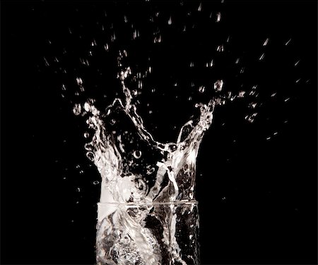 clear water splash on black background Foto de stock - Super Valor sin royalties y Suscripción, Código: 400-05903726