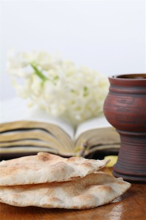simsearch:400-05890930,k - Chalice with red wine, pita bread, Holy Bible and white hyacinth Stock Photo - Budget Royalty-Free & Subscription, Code: 400-05917539