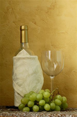 simsearch:400-04226436,k - still life of wine bottles, glass and green grapes for vintage table Stock Photo - Budget Royalty-Free & Subscription, Code: 400-05913632