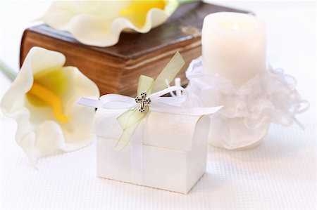 First holy communion or confirmation - candle, open bible and small present Foto de stock - Super Valor sin royalties y Suscripción, Código: 400-06066796