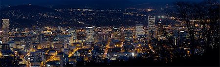 simsearch:400-07424733,k - Portland Oregon Downtown Cityscape at Blue Hour Twilight Panorama Stock Photo - Budget Royalty-Free & Subscription, Code: 400-06068860