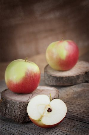 simsearch:400-07096505,k - Fresh organic apple on wooden background Stock Photo - Budget Royalty-Free & Subscription, Code: 400-06063214