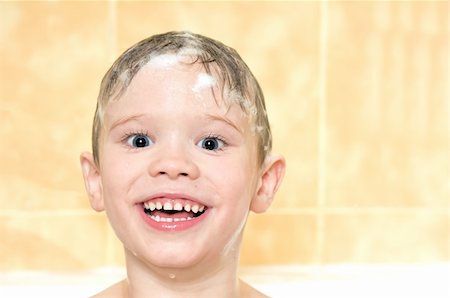 shower kid - child washing in the shower with a foam on the head Photographie de stock - Aubaine LD & Abonnement, Code: 400-06063553