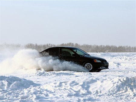 simsearch:400-07215754,k - Car on winter road. Foto de stock - Super Valor sin royalties y Suscripción, Código: 400-06063800