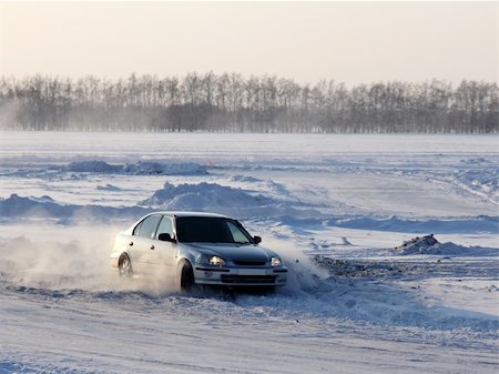 simsearch:400-07215754,k - Car on winter road. Foto de stock - Super Valor sin royalties y Suscripción, Código: 400-06063801