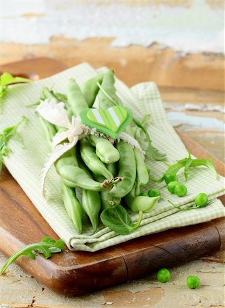 simsearch:400-05744520,k - pods of green peas on a wooden table, rustic style Stock Photo - Budget Royalty-Free & Subscription, Code: 400-06063866