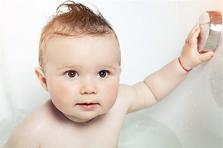 simsearch:400-04071604,k - Cute baby exploring a bathtub Stock Photo - Budget Royalty-Free & Subscription, Code: 400-06075946
