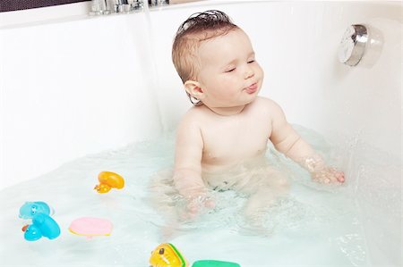 simsearch:400-04071604,k - Cute baby playing with water and showing tongue while taking a bath Stock Photo - Budget Royalty-Free & Subscription, Code: 400-06075948