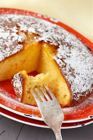 simsearch:400-04370315,k - Delicious orange cake with sugar powder on a red rustic plate. Stock Photo - Budget Royalty-Free & Subscription, Code: 400-06077159