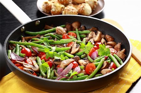 simsearch:400-06079651,k - Roasted mushrooms with vegetable in the pan Stock Photo - Budget Royalty-Free & Subscription, Code: 400-06079650