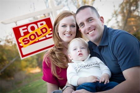 sold sign - Happy Young Caucasian Family in Front of Sold Real Estate Sign. Photographie de stock - Aubaine LD & Abonnement, Code: 400-06072560