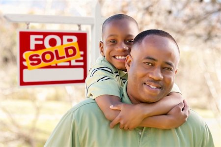 Happy African American Father and Son in Front of Sold Real Estate Sign. Foto de stock - Super Valor sin royalties y Suscripción, Código: 400-06072951