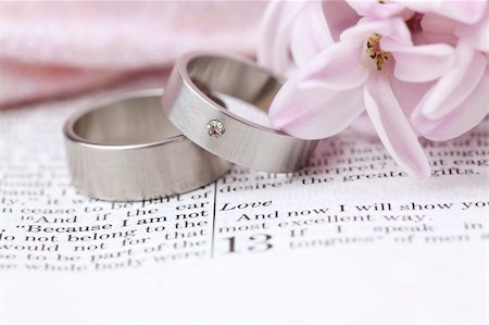 Titanium wedding rings on the Bible open to 1st Corinthians 13, a passage about love. Shallow dof Photographie de stock - Aubaine LD & Abonnement, Code: 400-06073825