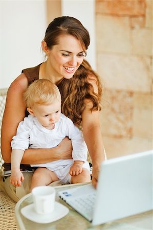 simsearch:400-05899085,k - Young mother working with baby on laptop Foto de stock - Super Valor sin royalties y Suscripción, Código: 400-06086431