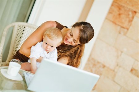 simsearch:400-05899085,k - Baby sitting on mothers laps and working on laptop Foto de stock - Super Valor sin royalties y Suscripción, Código: 400-06086432