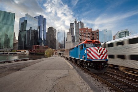 Metra train arriving from Chicago downtown district. Foto de stock - Super Valor sin royalties y Suscripción, Código: 400-06086597