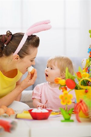 simsearch:400-05899085,k - Mother and baby eating Easter egg Foto de stock - Super Valor sin royalties y Suscripción, Código: 400-06083072