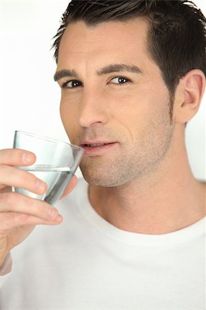 dehydrated - Man drinking a glass of water Foto de stock - Super Valor sin royalties y Suscripción, Código: 400-06094916
