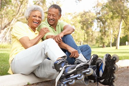 Senior Couple Putting On In Line Skates In Park Stock Photo - Budget Royalty-Free & Subscription, Code: 400-06097447