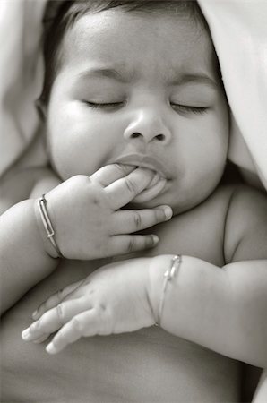 simsearch:400-06389659,k - 6 months old Asian Indian baby girl sucking her fingers when sleeping, black and white Foto de stock - Super Valor sin royalties y Suscripción, Código: 400-06092800