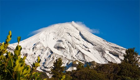 simsearch:400-05271081,k - Mt Egmont or Mt Taranaki, New Zealand, covered in snow, against a beautiful blue sky Photographie de stock - Aubaine LD & Abonnement, Code: 400-06093024
