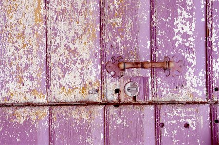 simsearch:400-06065362,k - Background of an old painted, crumbled door. Handle on purple wooden planks. Photographie de stock - Aubaine LD & Abonnement, Code: 400-06104140