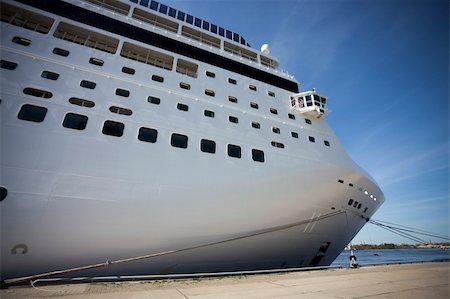Large white cruise ship anchored in port Stock Photo - Budget Royalty-Free & Subscription, Code: 400-06104445