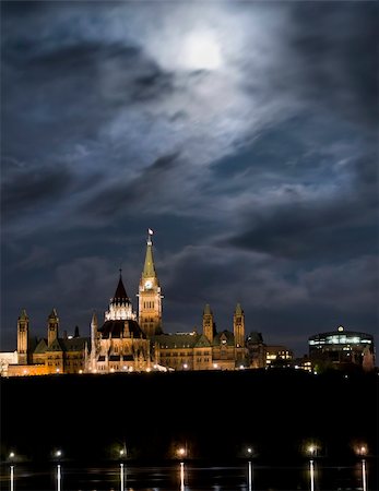 May 5, 2012: Super moon over the canadian Parliament at night. Stock Photo - Budget Royalty-Free & Subscription, Code: 400-06104700