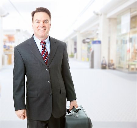 simsearch:400-03938985,k - Stock photo of a businessman holding his suitcase and walking through the airport concourse. Foto de stock - Super Valor sin royalties y Suscripción, Código: 400-06100738
