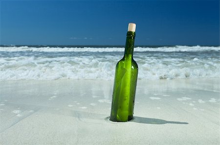simsearch:700-02080402,k - message in a bottle on a beach Stock Photo - Budget Royalty-Free & Subscription, Code: 400-06135642
