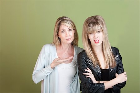 simsearch:400-05918419,k - Frustrated mother and daughter over green background Stock Photo - Budget Royalty-Free & Subscription, Code: 400-06138360