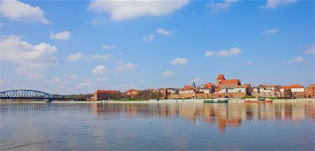 simsearch:400-05193127,k - skyline old town of Torun and bridge across Vistula river, Poland Stock Photo - Budget Royalty-Free & Subscription, Code: 400-06138816