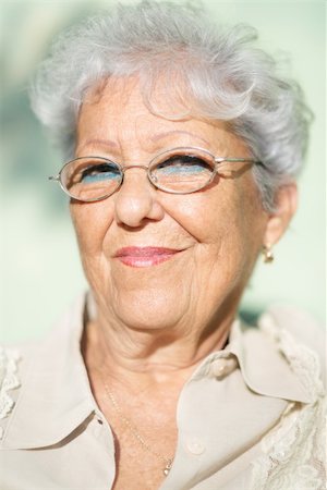 Portrait of senior caucasian woman with glasses looking at camera and smiling Foto de stock - Super Valor sin royalties y Suscripción, Código: 400-06142460