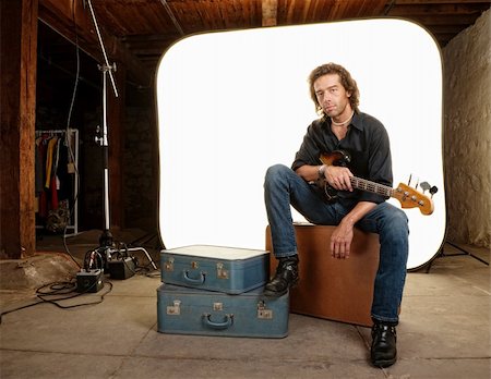 folk - Young musician with guitar in photography studio Foto de stock - Super Valor sin royalties y Suscripción, Código: 400-06177448