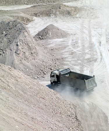 a moving truck in the quarry industry Foto de stock - Super Valor sin royalties y Suscripción, Código: 400-06207232