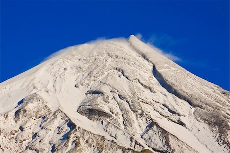 simsearch:400-05271081,k - Close-up of the snowy mountain peak of Mt Taranaki or Mt Egmont, New Zealand Photographie de stock - Aubaine LD & Abonnement, Code: 400-06201045