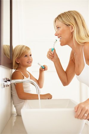 family bathroom mirror - Mother And Daughter Brushing Teeth In Bathroom Together Foto de stock - Super Valor sin royalties y Suscripción, Código: 400-06203553